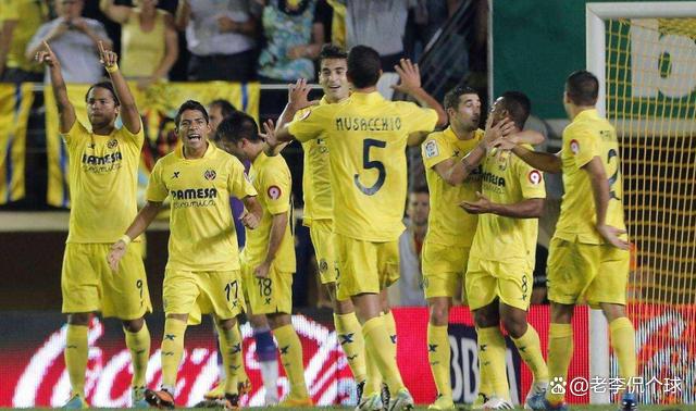 关于西甲球队回归现场观赛：拥挤的球场与激情的信息